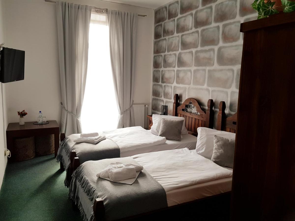 Hotel Camelot Tisa Exterior photo
