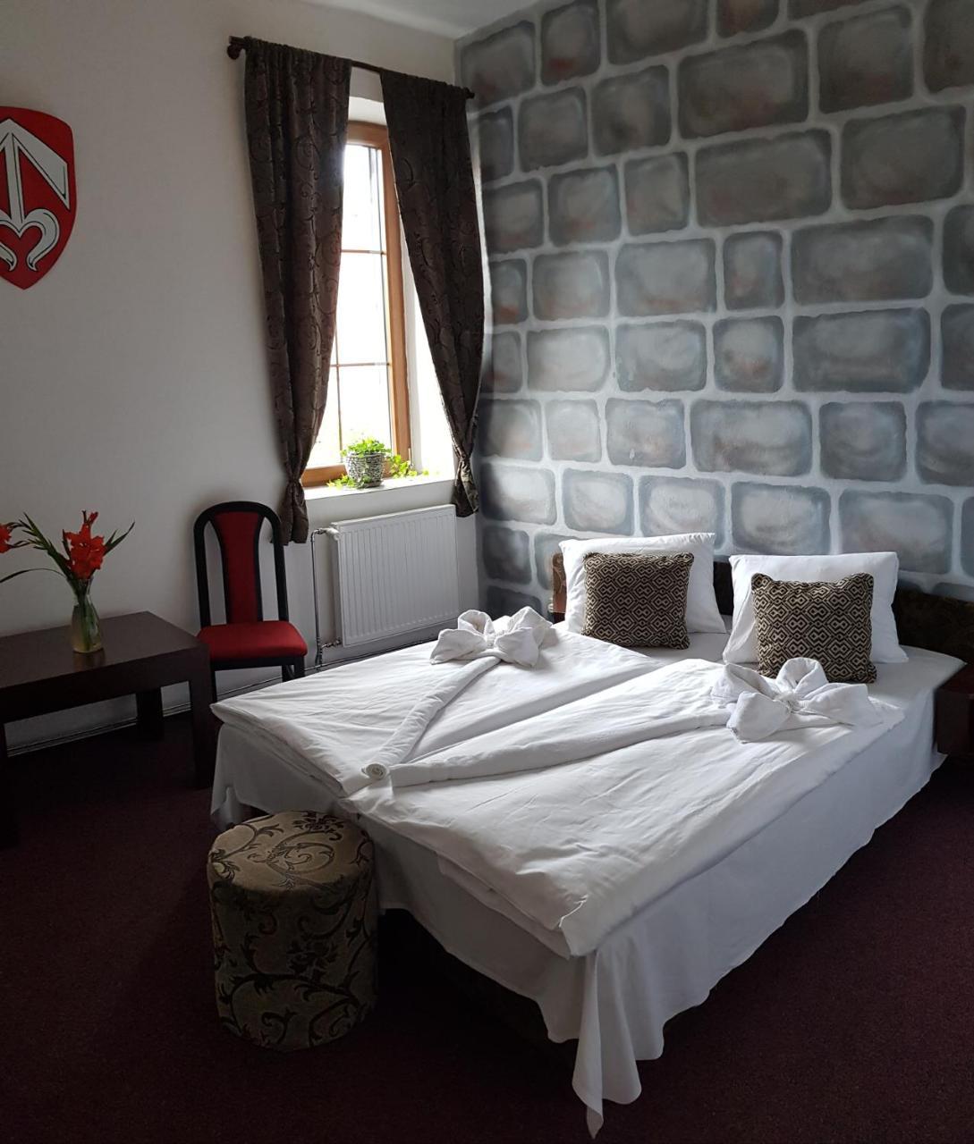 Hotel Camelot Tisa Exterior photo